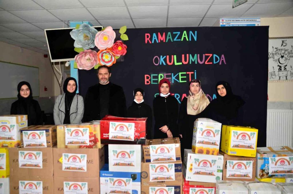 Öğrencilerden muhtaçlık sahiplerine yardım kolisi