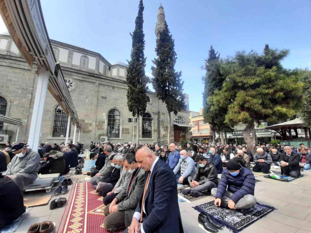 Ramazan’ın birinci cuması saflar dışarı taştı