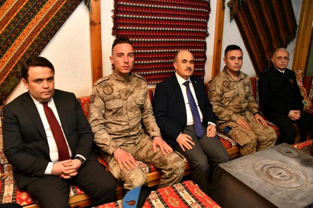Samsun Valisi Dağlı, jandarma komandolarla iftarda buluştu