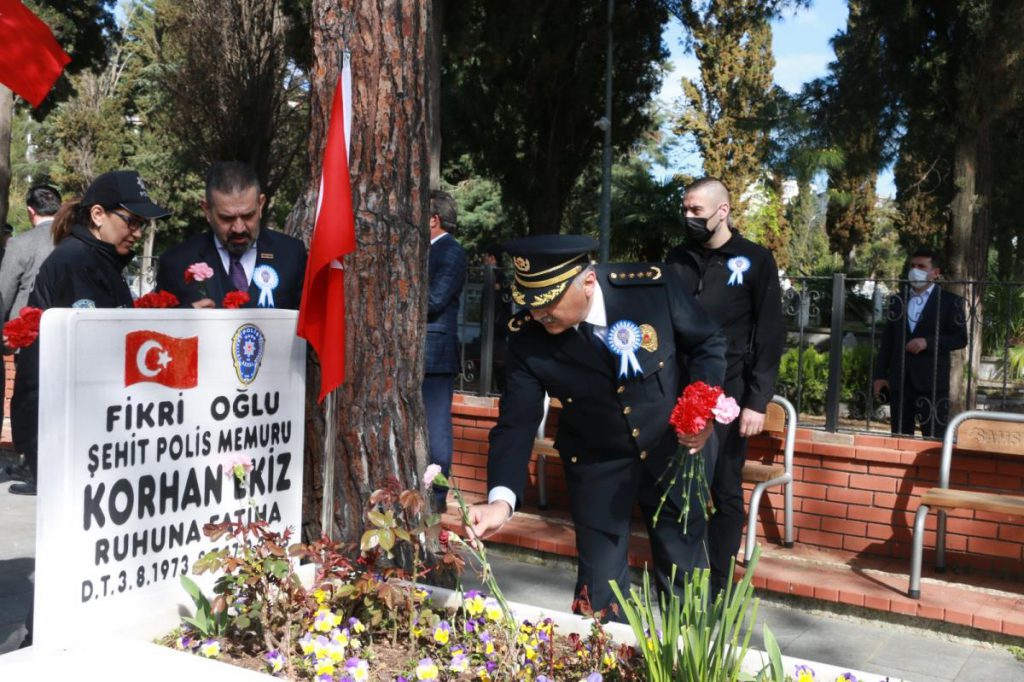 Samsun’da emniyet mensupları, şehit mezarlarına karanfil bıraktı