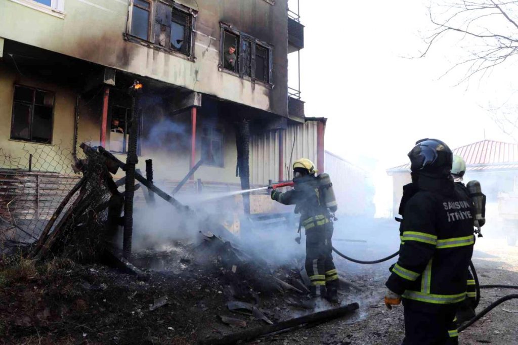 Samsun’da garaj yangını binaya sıçradı