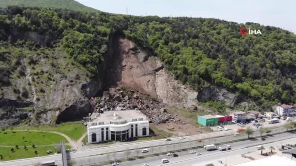 Samsun’da heyelan: Dağ akıp geldi