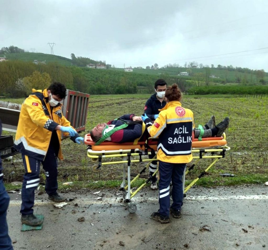 Samsun’da kamyonla hafif ticari araç çarpıştı: 1’i ağır 3 yaralı