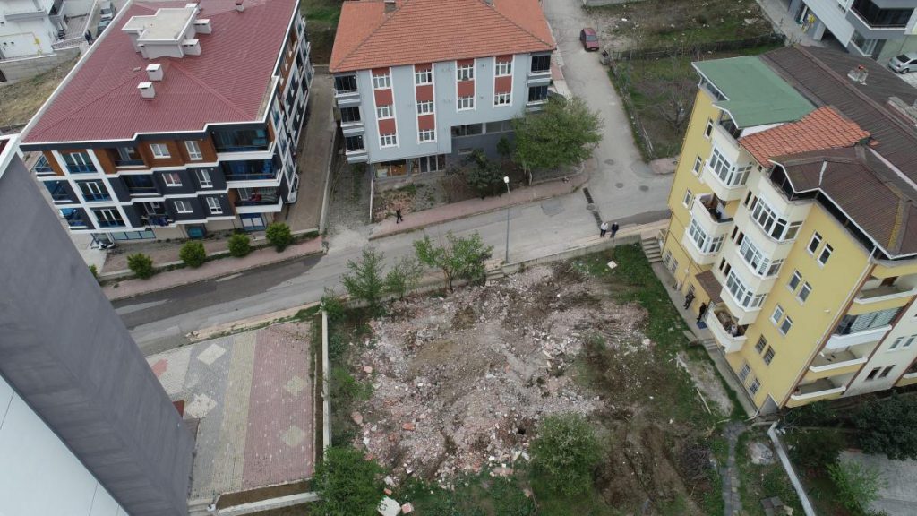 Samsun’da kepçe operatörü adresi karıştırınca öteki binayı yıktı