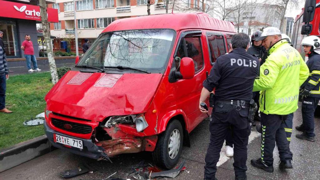 Samsun’da minibüs hafif ticari araca çarptı: 1 yaralı