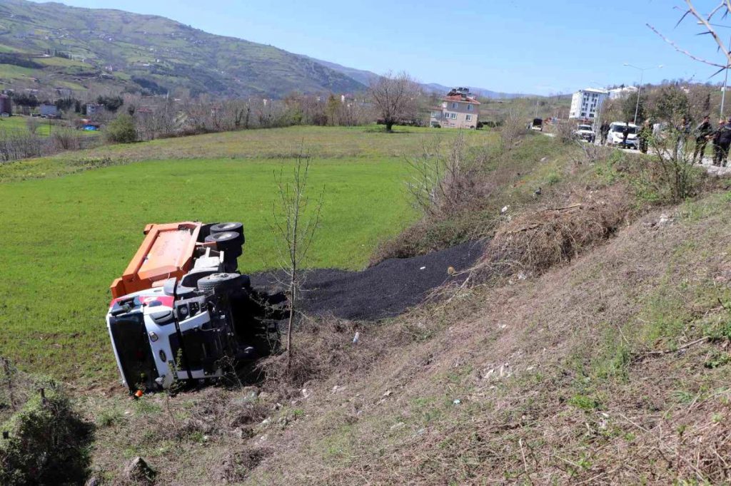 Samsun’da sıcak asfalt yüklü kamyon şarampole yuvarlandı: 1 yaralı