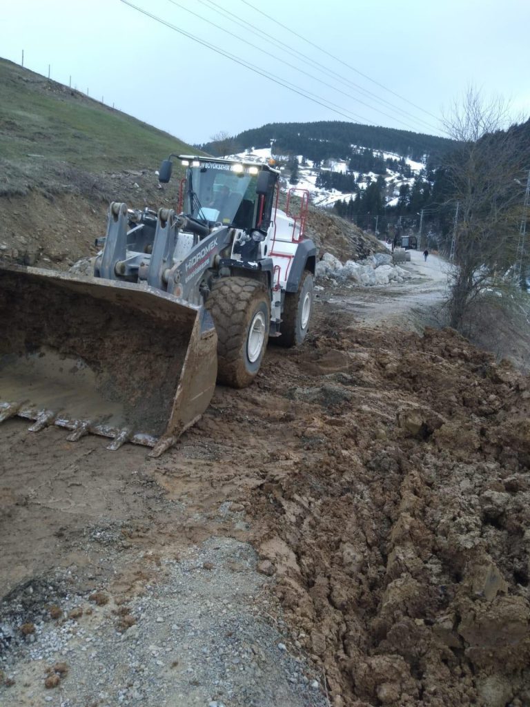 Samsun’un Alaçam ilçesinde mahalle yolu heyelan nedeniyle trafiğe kapatıldı