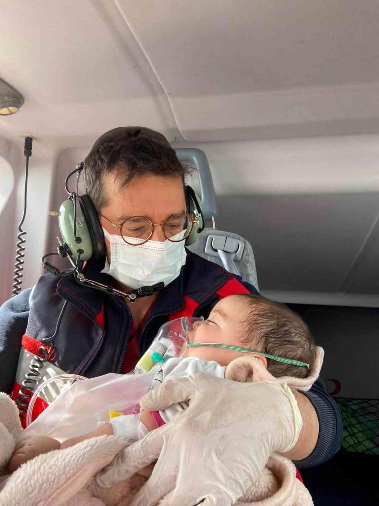 Son dakika haber: Teneffüs ıstırabı çeken 6 aylık bebek ambulans helikopterle hastaneye sevk edildi
