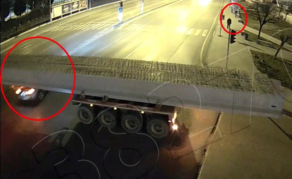 Son dakika: Samsun’da cipin hareket halindeki tırın altından geçme anı kamerada