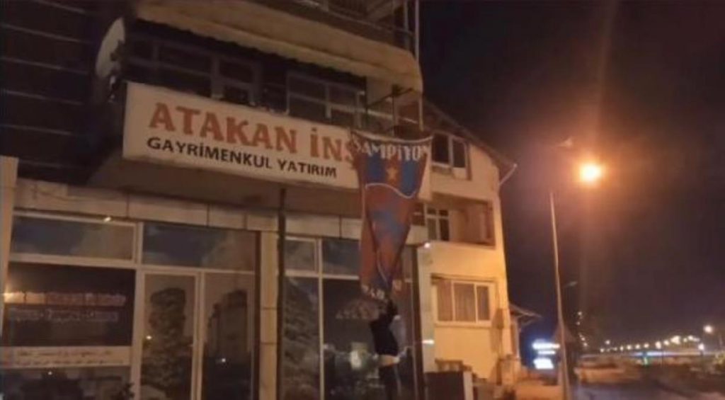 TRABZONSPOR BAYRAKLARINI İNDİREN 4 KİŞİ SPOR KARŞILAŞMALARINDAN MENEDİLDİ