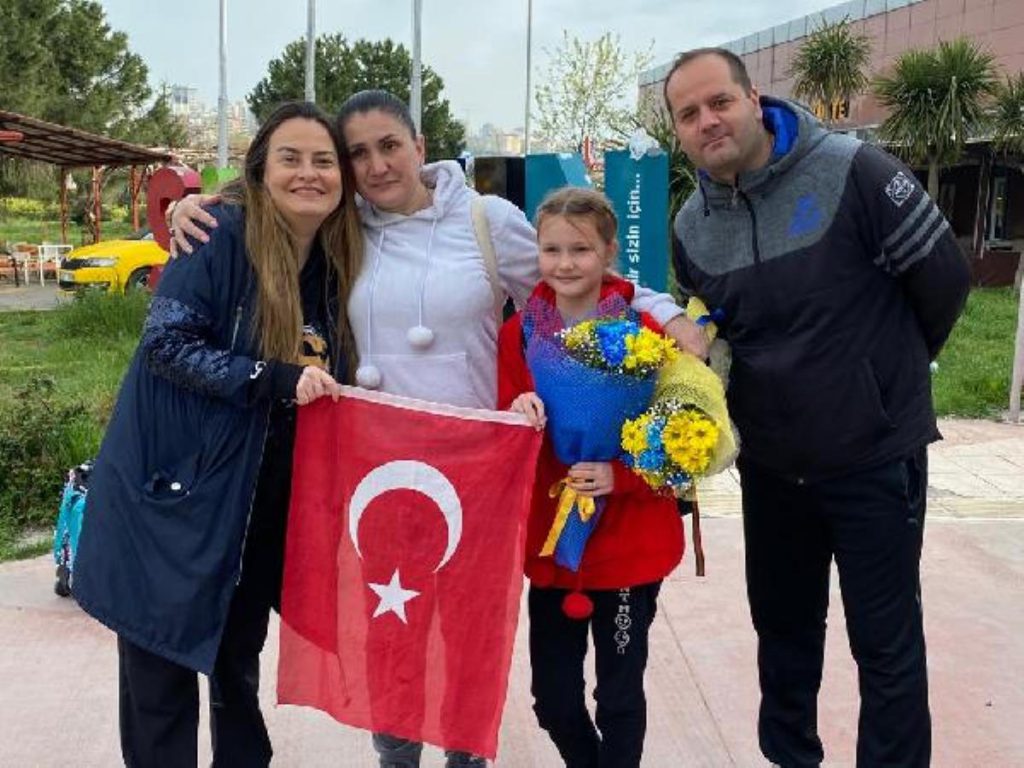 Ukraynalı anne ve kızını Samsun’da konuk ediyor