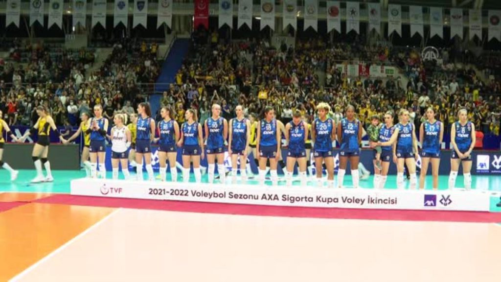 VakıfBanklı voleybolcuların kupa sevinci