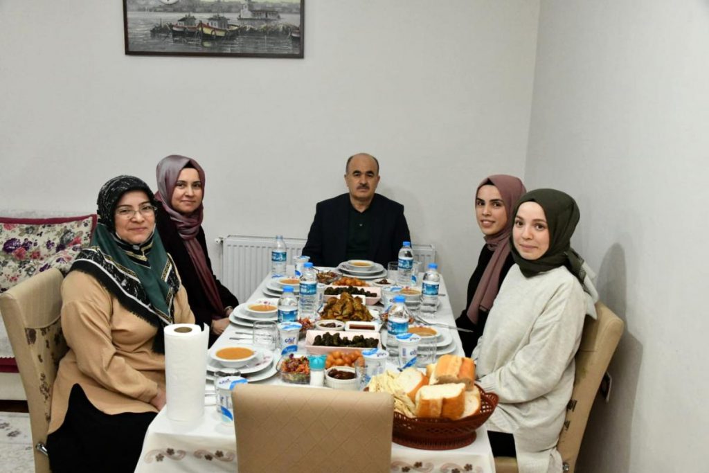 Vali Dağlı, 5 kız çocuğunu okutan aileyi tebrik etti