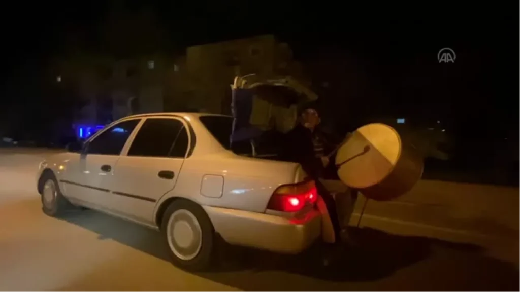 Vatandaşları araba bagajında davul çalarak sahura kaldırıyor