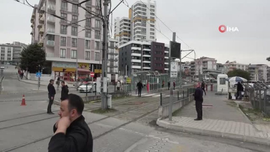 Vinç tramvay çizgisinin elektrik telini kopardı, seferler aksadı