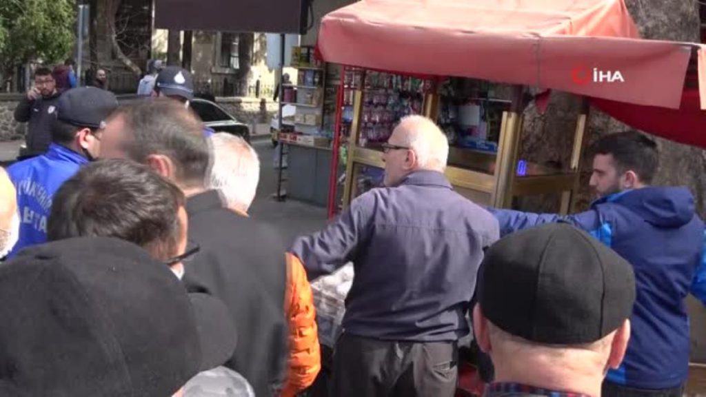 Zabıtanın seyyar satıcıya yaptığı ihtar yanlış anlaşılınca gerginlik çıktı