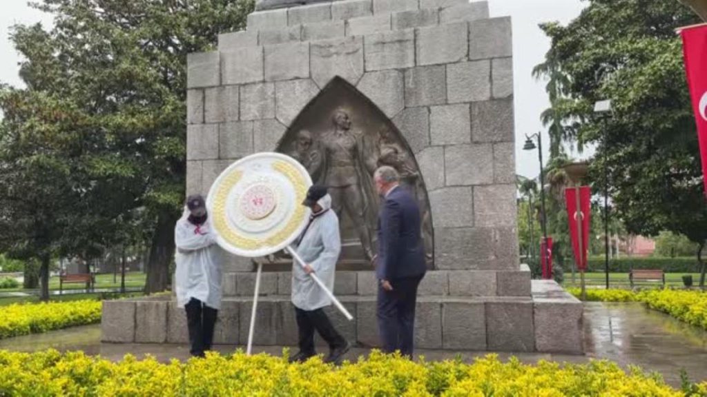 19 mayıs kutlamaları kapsamında Onur Anıtına çelenk sunuldu