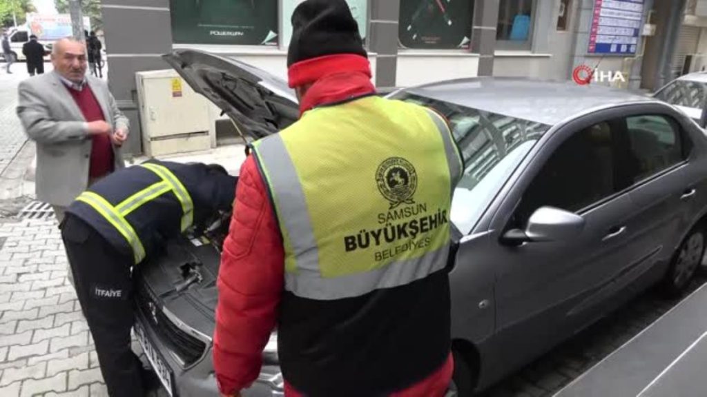 Arabanın altına giren kedi bu türlü kurtarıldı