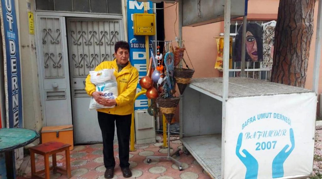 Bafra Umut Derneği’nden besin ve giysi dayanağı