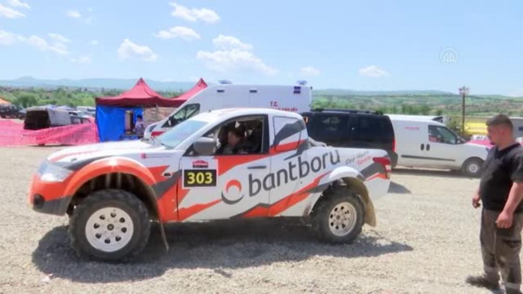 Bayan off-road pilotu ve yardımcı pilot eşi, yarışlara 16 aylık kızlarıyla katılıyor