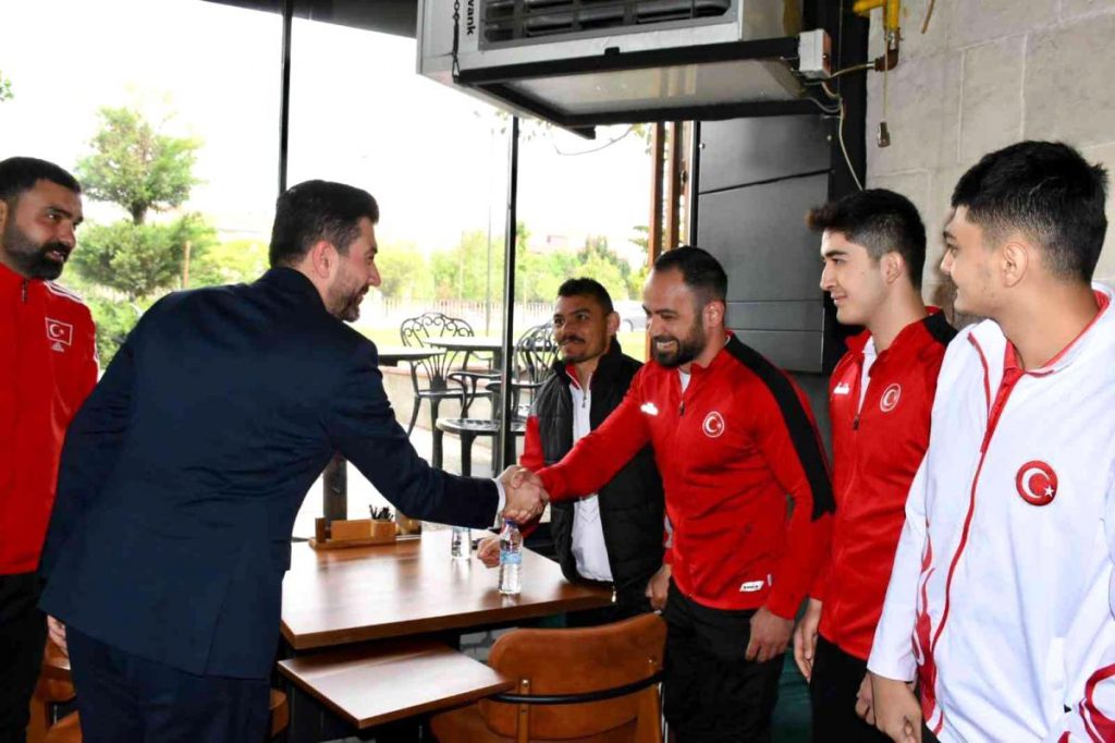 Çizmelioğlu, Eskişehirli ulusal sportmenler ile bir ortaya geldi