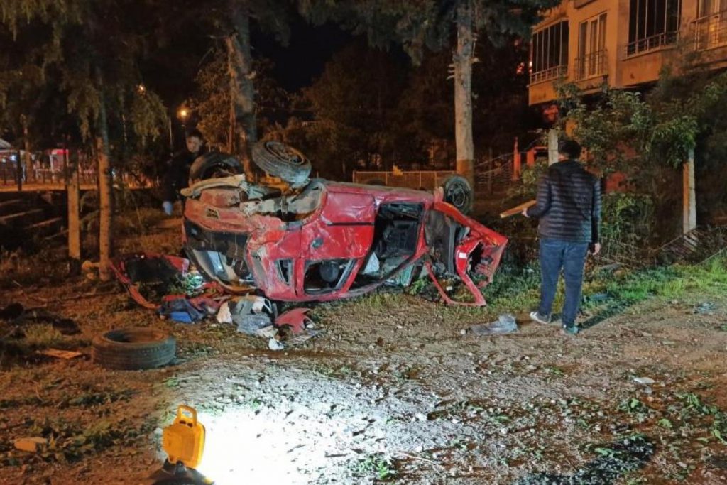 Denetimden çıkan araç bahçe duvarına çarparak takla attı: 2 meyyit, 1 yaralı