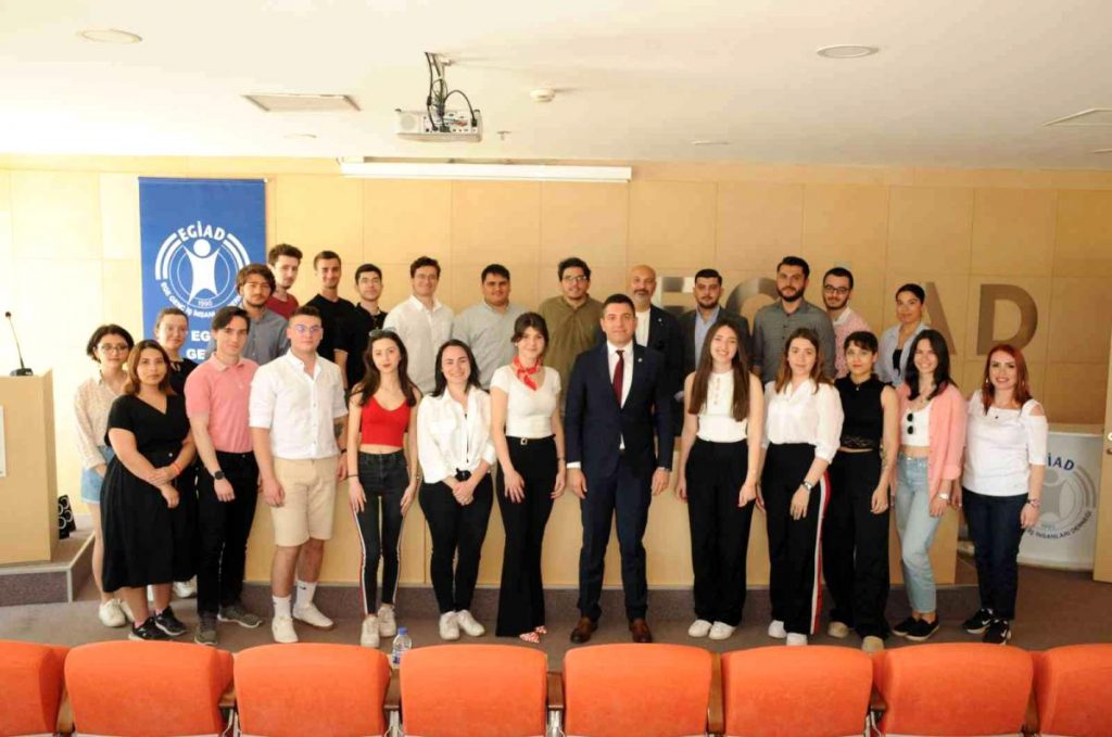 “Gençler geleceği, dünyayı ve Türkiye’yi daha uygun değerlendiriyor”