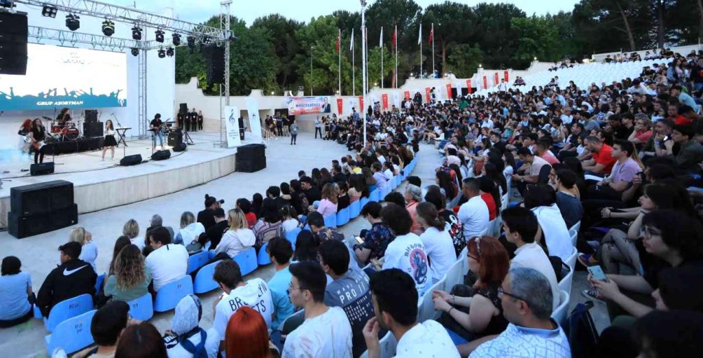Gençler müzik şenliğinde coştu