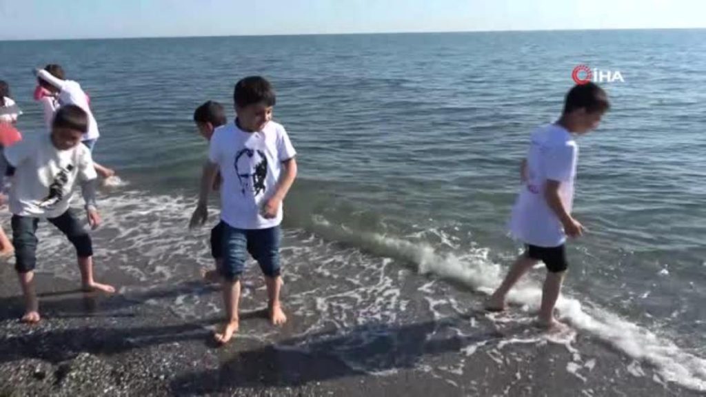 Hayatlarında birinci kere deniz gören Siirtli çocukların büyük memnunluğu