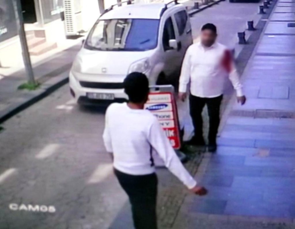İkinci yabancı gencin makaslı ve taşlı arbedesi kamerada