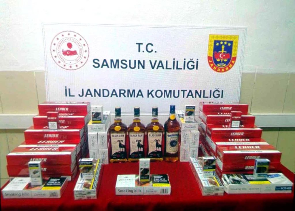 Jandarma kuşkulu araçta kaçak içki ve sigara ele geçirdi