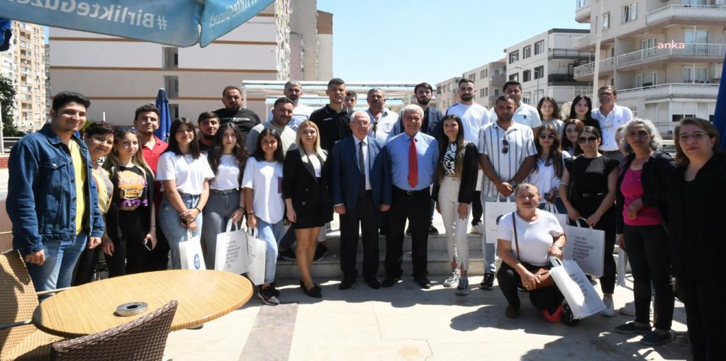 Karabağlar Belediye Lideri Selvitopu Gençlerle Kahvaltıda Buluştu