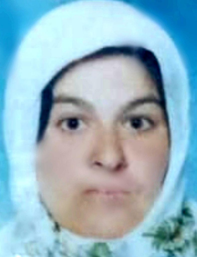 Konutunun önünde düşen bayan hastanede hayatını kaybetti