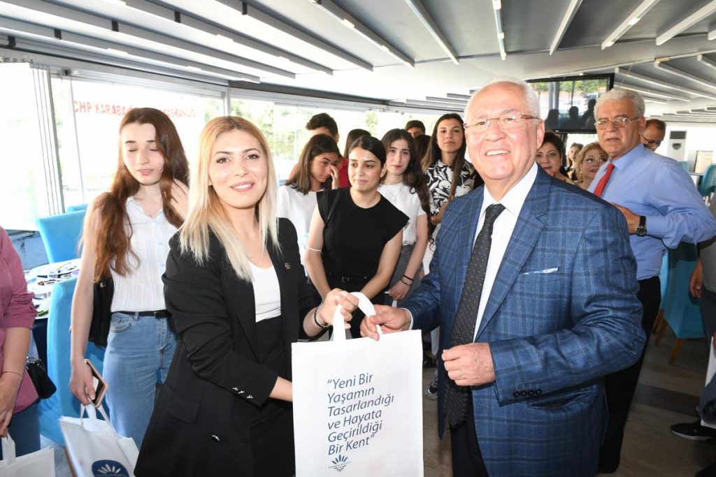 Lider Selvitopu gençlerle kahvaltıda buluştu