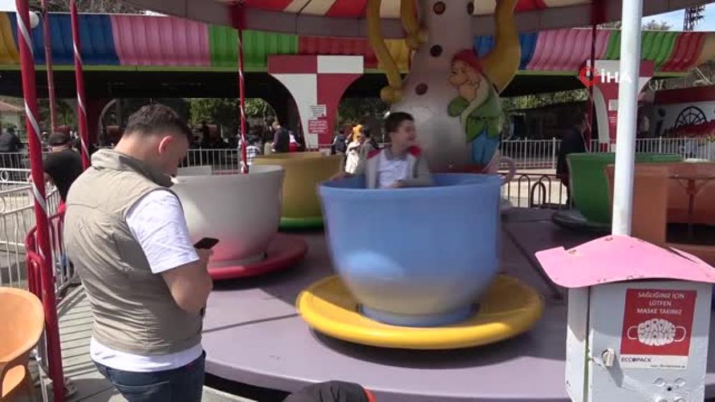 Lunaparklar tekrar şenlendi
