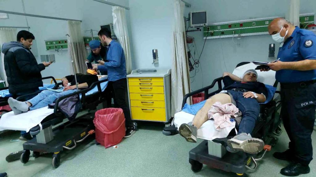 “Neden baktın?” tartışmasında 2 kişi hastanelik oldu