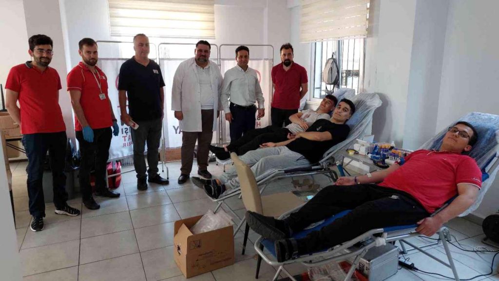 Öğrencilerden Kızılay’a kan