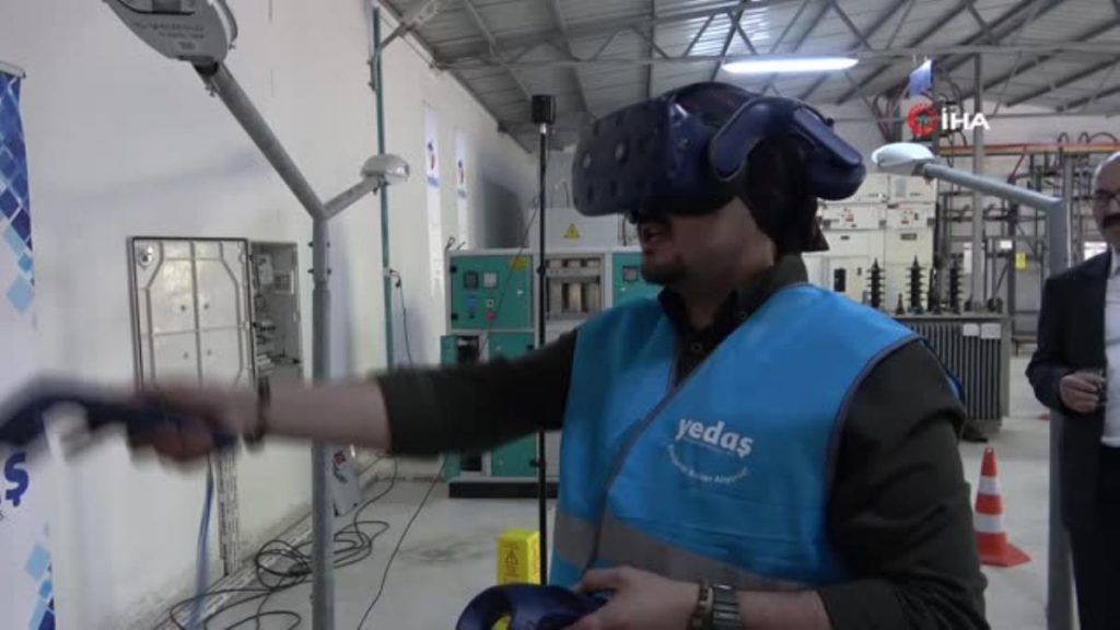 Öğrencilere VR gözlüklü iş sıhhati ve güvenliği eğitimi