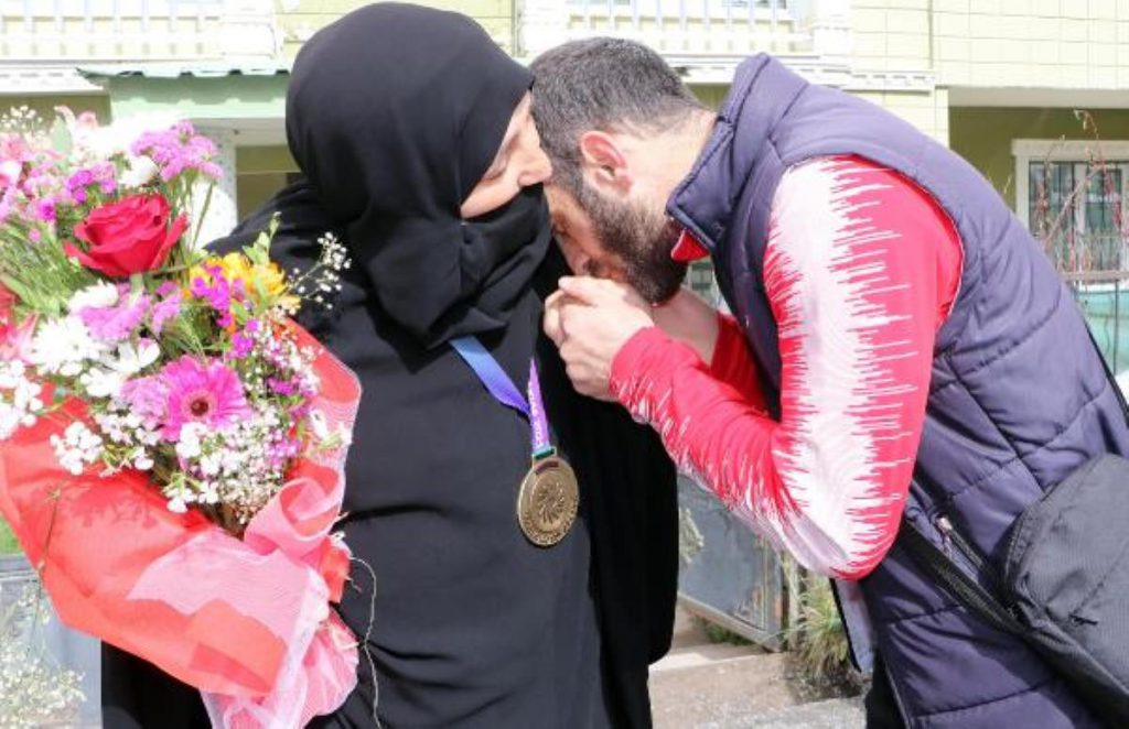 Olimpiyat madalyasını annesine ikram etti