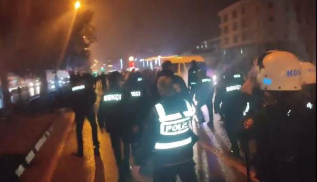 Samsun’da şampiyonluk kutlaması gerginliği; arabanın yayaya çarptığı anlar kamerada