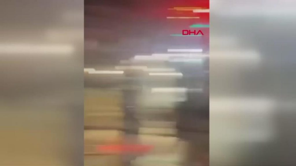 SAMSUN’DA ŞAMPİYONLUK KUTLAMASI GERGİNLİĞİ; ARABANIN YAYAYA ÇARPTIĞI ANLAR KAMERADA