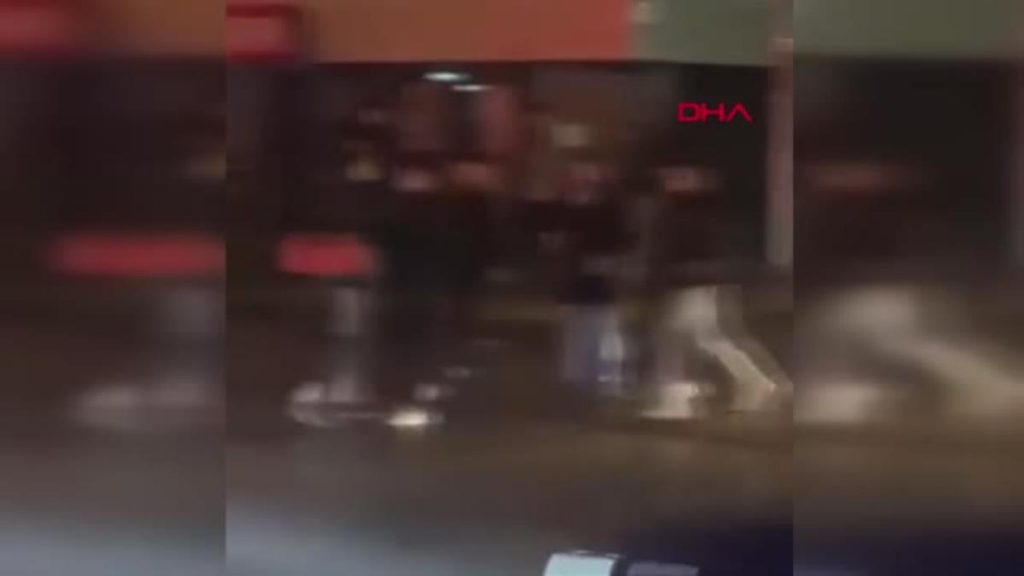 SAMSUN’DA ŞAMPİYONLUK KUTLAMASI GERGİNLİĞİ; ARABANIN YAYAYA ÇARPTIĞI ANLAR KAMERADA
