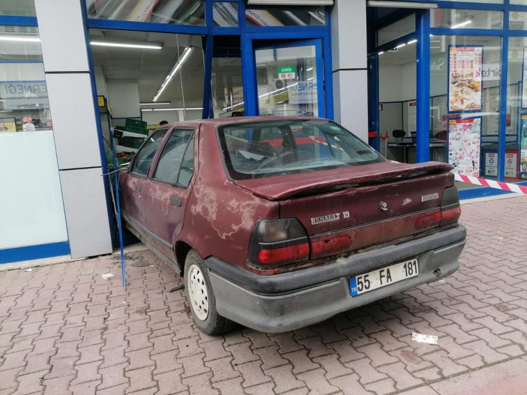Samsun’da şoförünün fren yerine gaza bastığı araba markete girdi