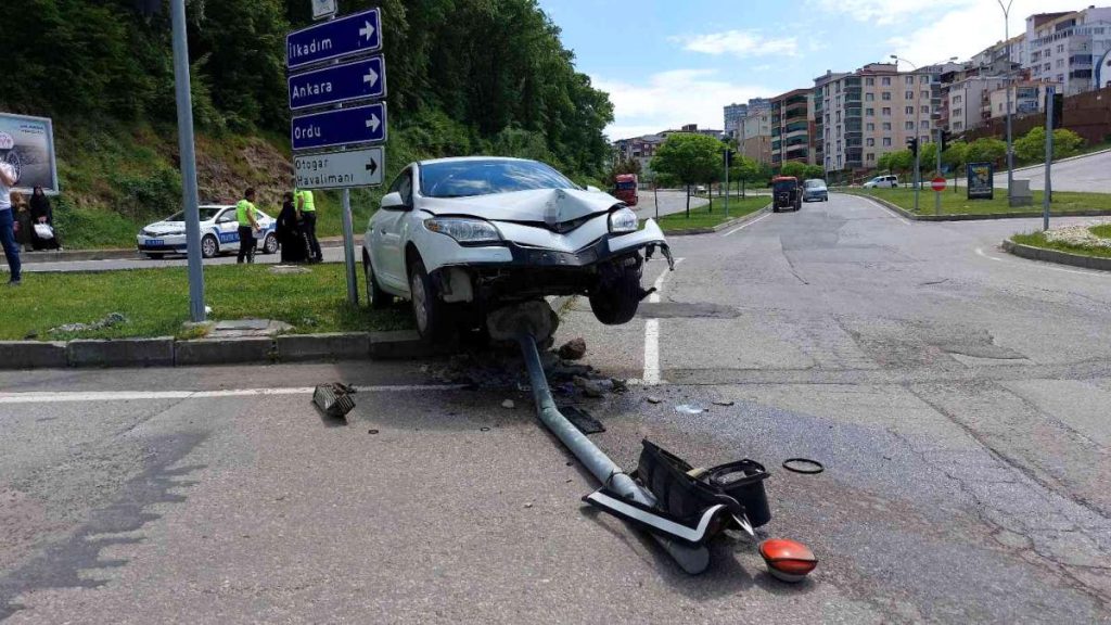 Samsun’da trafik lambasına çarpan araba hurdaya döndü