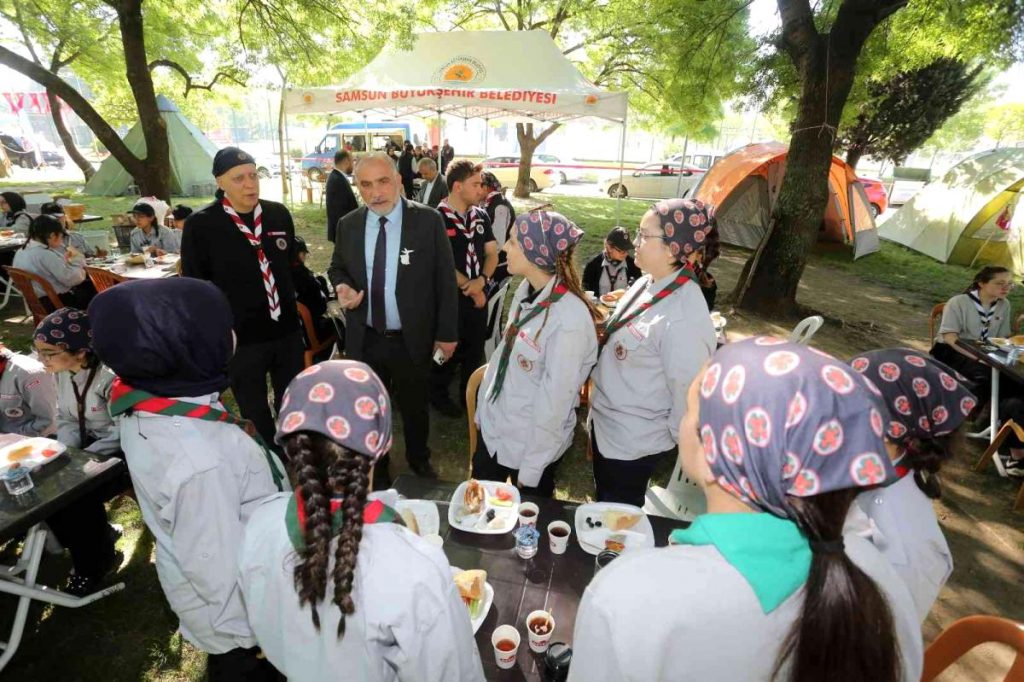 Sandıkçı’dan izcilere simit ve salep ikramı