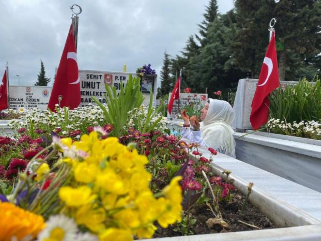 ŞEHİT ANNESİ: KIR ÇİÇEKLERİYLE SEN GELİRDİN, BU KERE BEN GELDİM OĞLUM