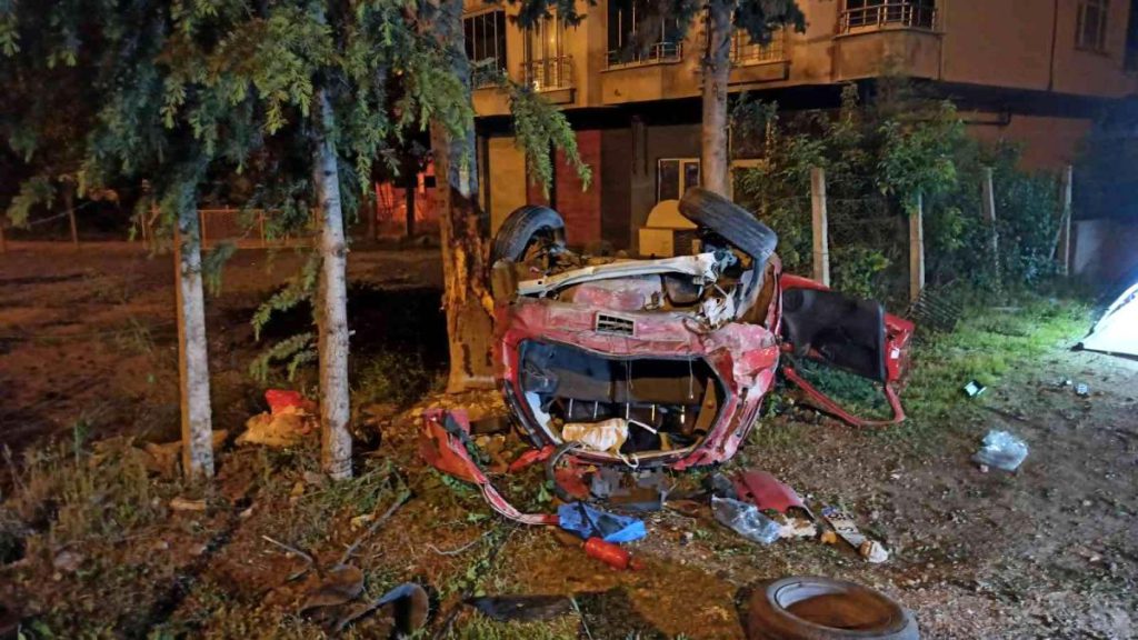 Son dakika haberi: Denetimden çıkan araç bahçe duvarına çarparak takla attı: 2 meyyit, 1 yaralı