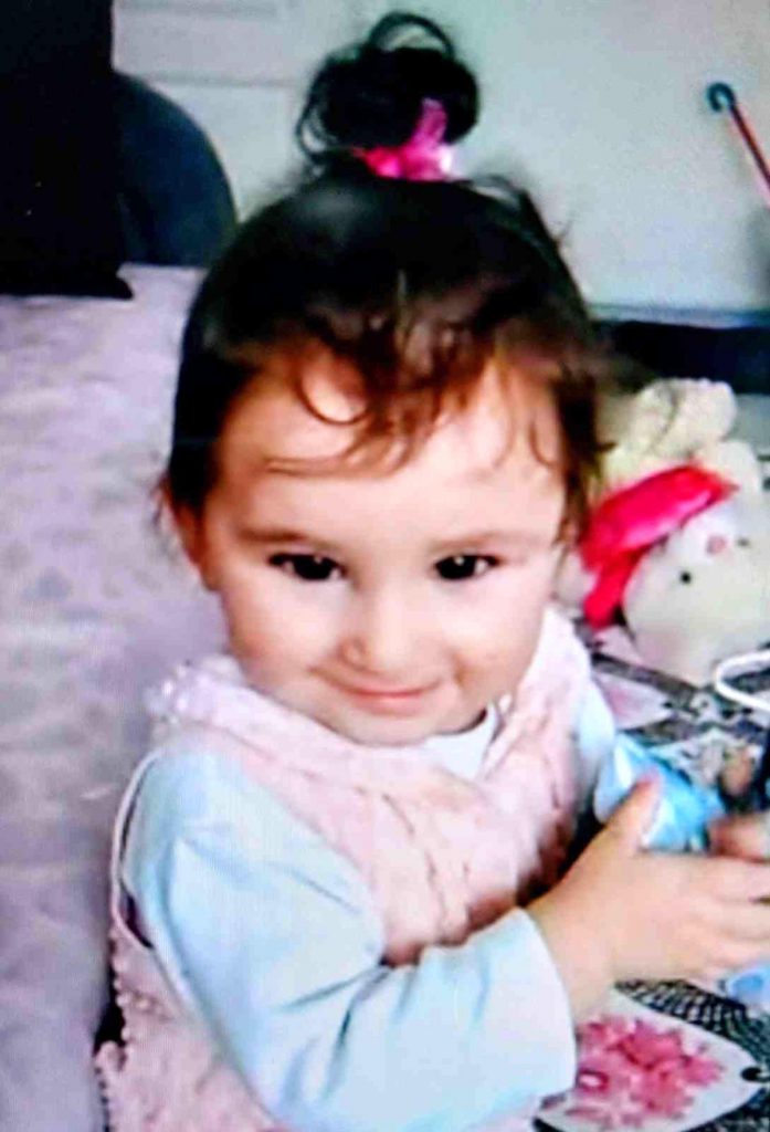 Son dakika haberleri: Üzerine televizyon düşen çocuk hayatını kaybetti