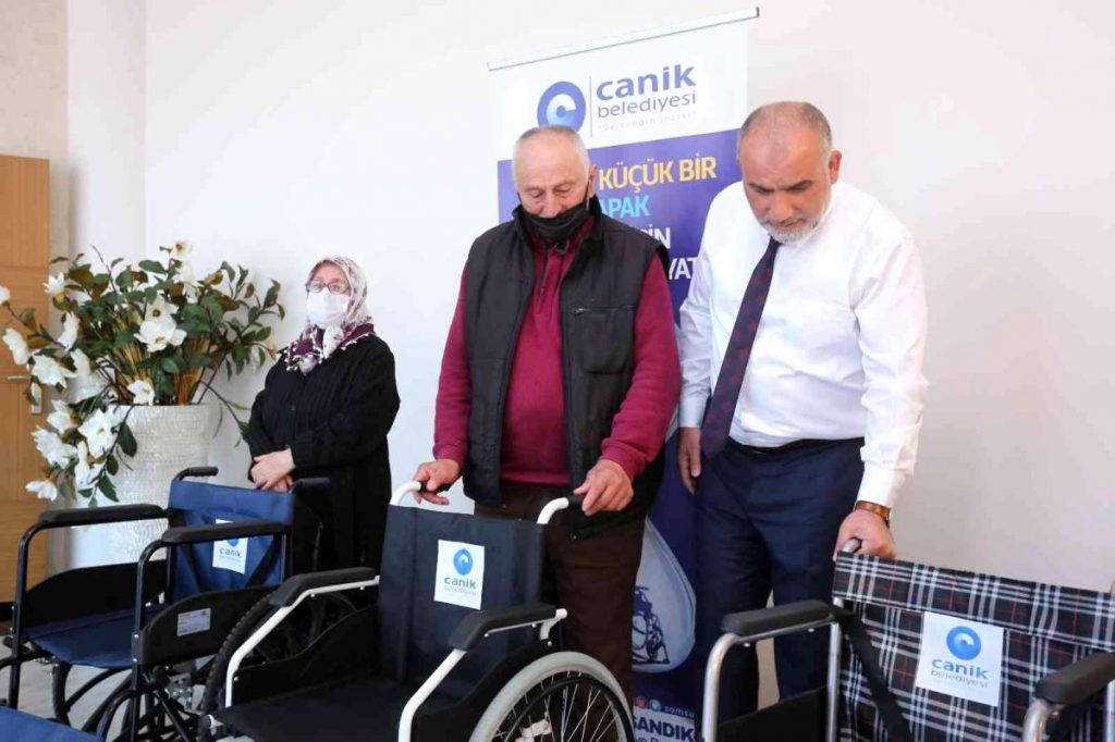 Toplanan mavi kapaklar engellilere tekerlekli sandalye oldu