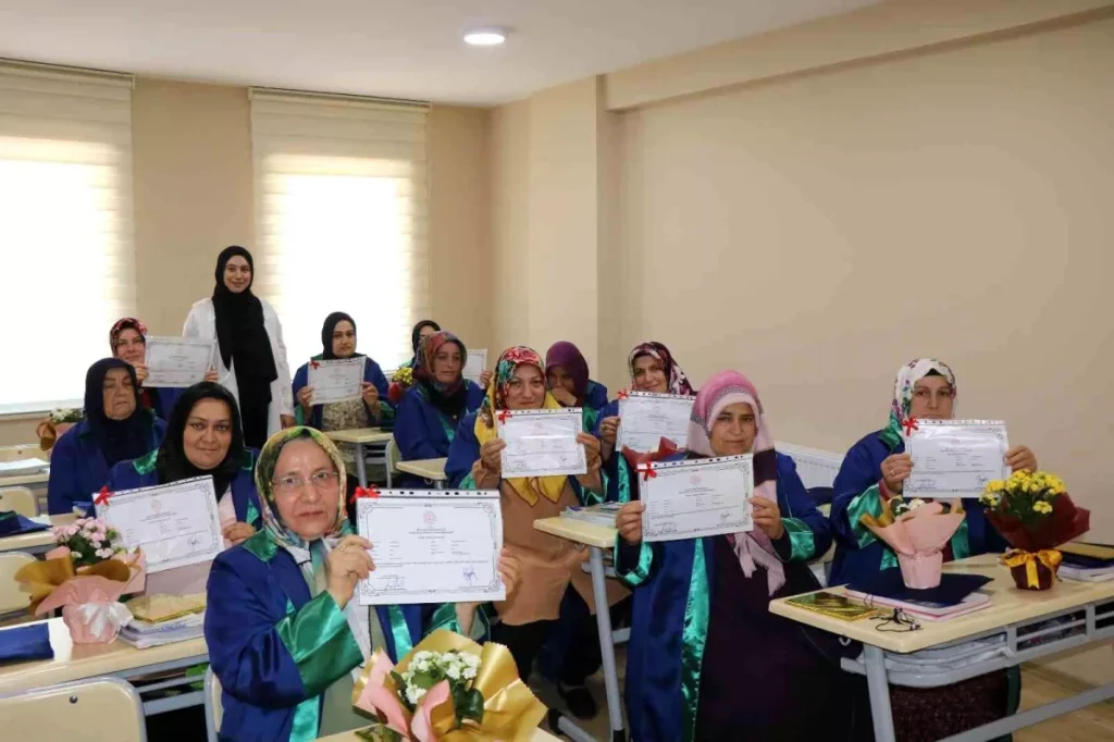40 ve 60’lı yaşlardaki 13 bayan okuma-yazma öğrendi